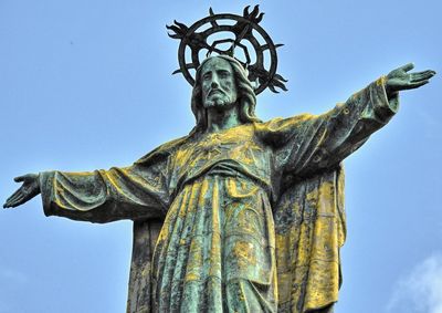 Statue of jesus christ against sky