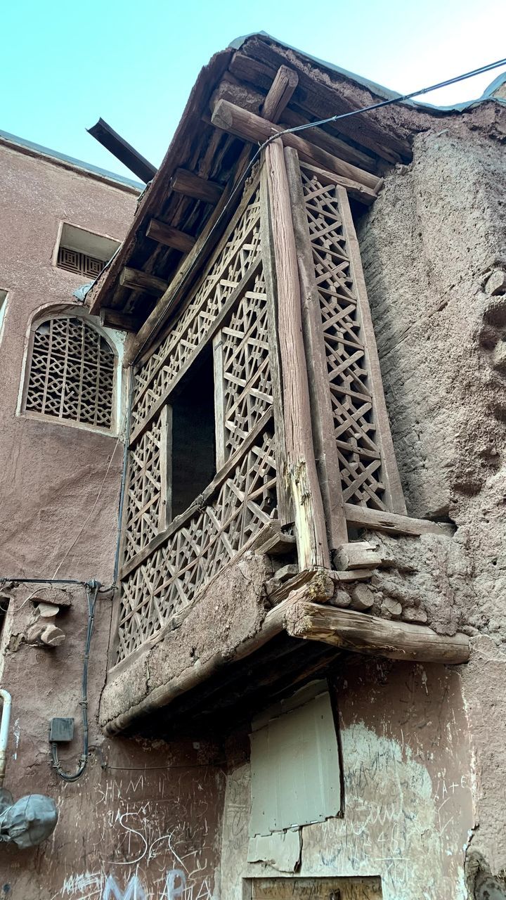 LOW ANGLE VIEW OF OLD HOUSE AGAINST SKY