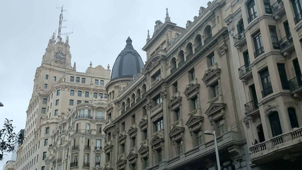 LOW ANGLE VIEW OF BUILDINGS IN CITY