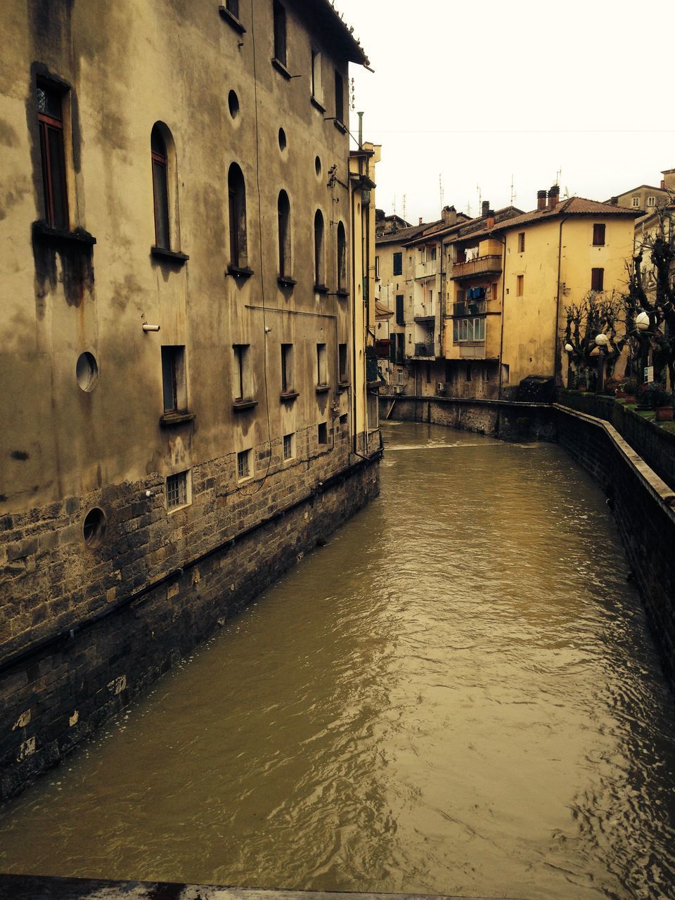 CANAL AMIDST OLD BUILDINGS IN CITY