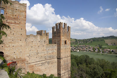 Old ruins of building against sky