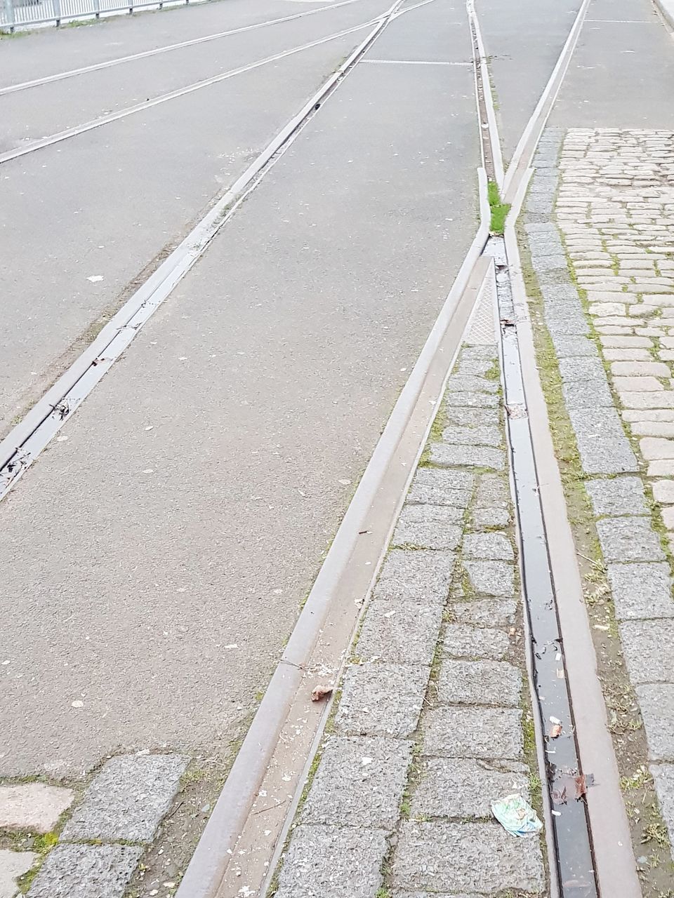 HIGH ANGLE VIEW OF EMPTY ROAD ON FOOTPATH