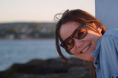 Portrait of smiling young woman wearing sunglasses