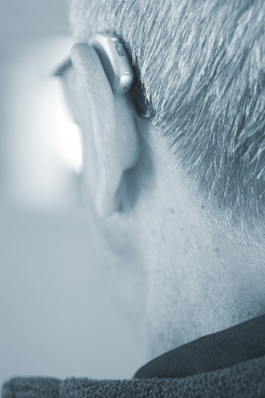 CLOSE-UP OF A MAN WEARING MASK