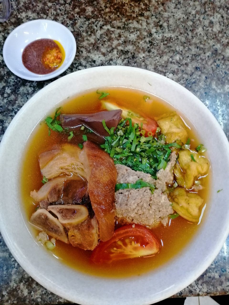 HIGH ANGLE VIEW OF FOOD IN BOWL