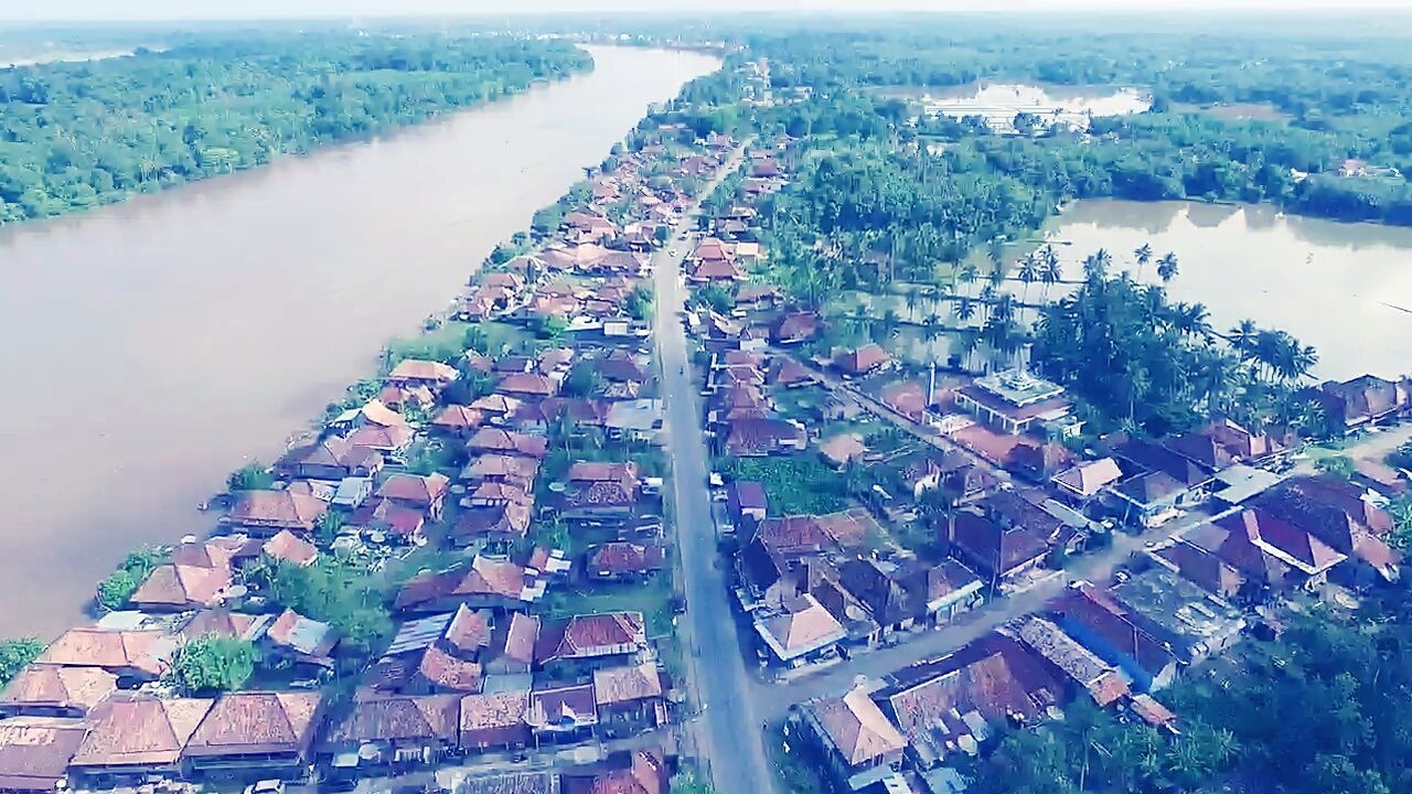 HIGH ANGLE VIEW OF RIVER