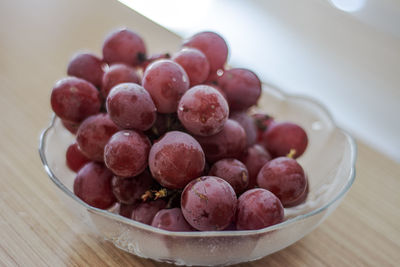 Close-up of grapes in bowl on table