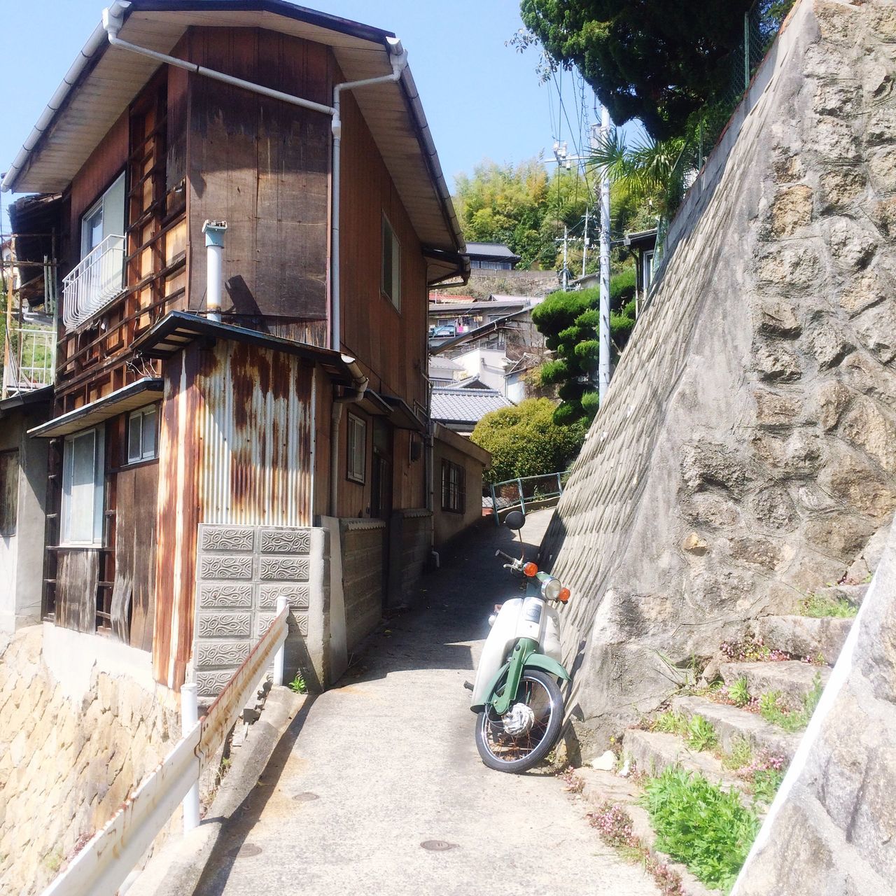 building exterior, architecture, built structure, transportation, land vehicle, tree, bicycle, mode of transport, sunlight, street, house, parked, parking, road, stationary, the way forward, car, residential structure, shadow, footpath