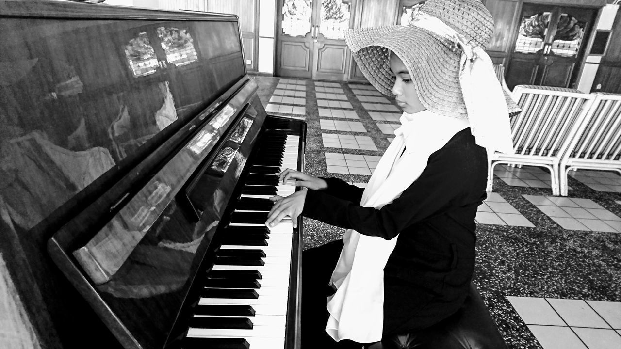 HIGH ANGLE VIEW OF MAN PLAYING PIANO AT HOME