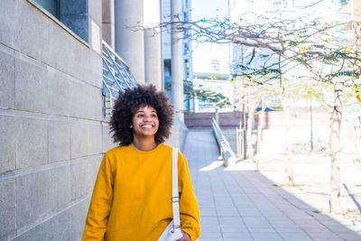 Portrait of a smiling young woman outdoors