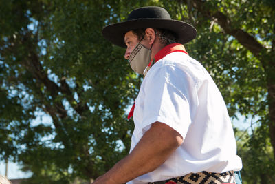 Argentinian gaucho wearing face mask