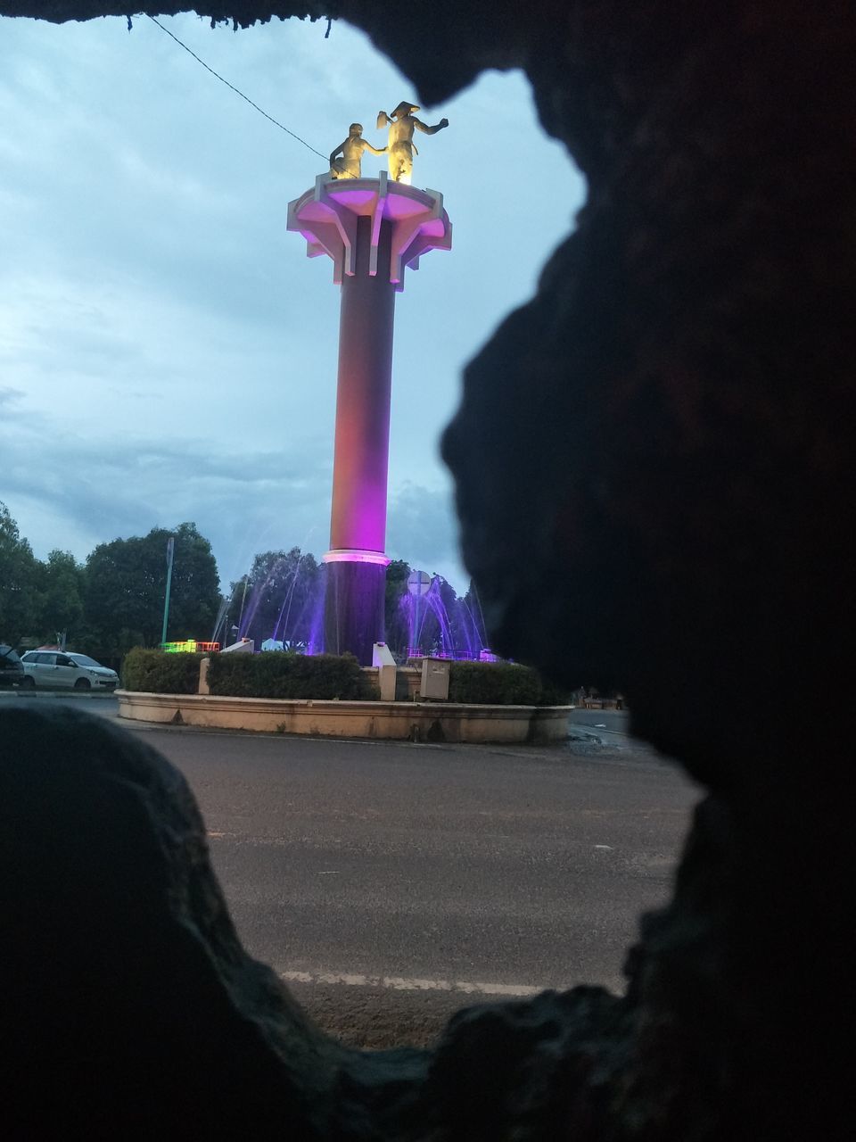 VIEW OF STATUE AGAINST SKY