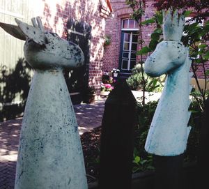 statue
