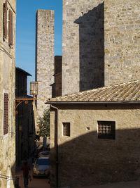 Narrow street of san gimignano, tuscany, italy.