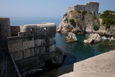 View of fort by sea against sky