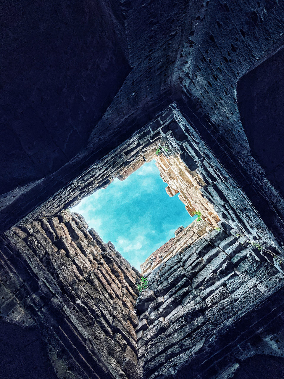 LOW ANGLE VIEW OF BUILDINGS AGAINST SKY