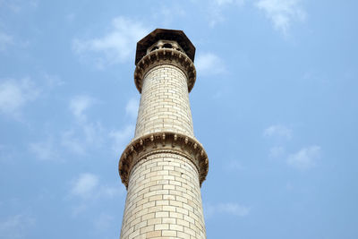 Minaret of the taj mahal, crown of palaces in agra, uttar pradesh, india