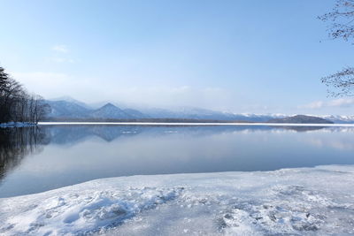 Scenic iced view of lake by snowcapped mountains against sky hokkaido japan 