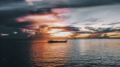 Colourful sunset and the calm sea. this is the beauty of god's creation.