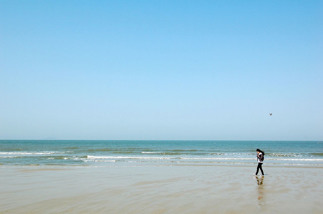 sea, beach, horizon over water, water, shore, sand, clear sky, leisure activity, copy space, lifestyles, full length, vacations, wave, scenics, childhood, beauty in nature, tranquility, boys