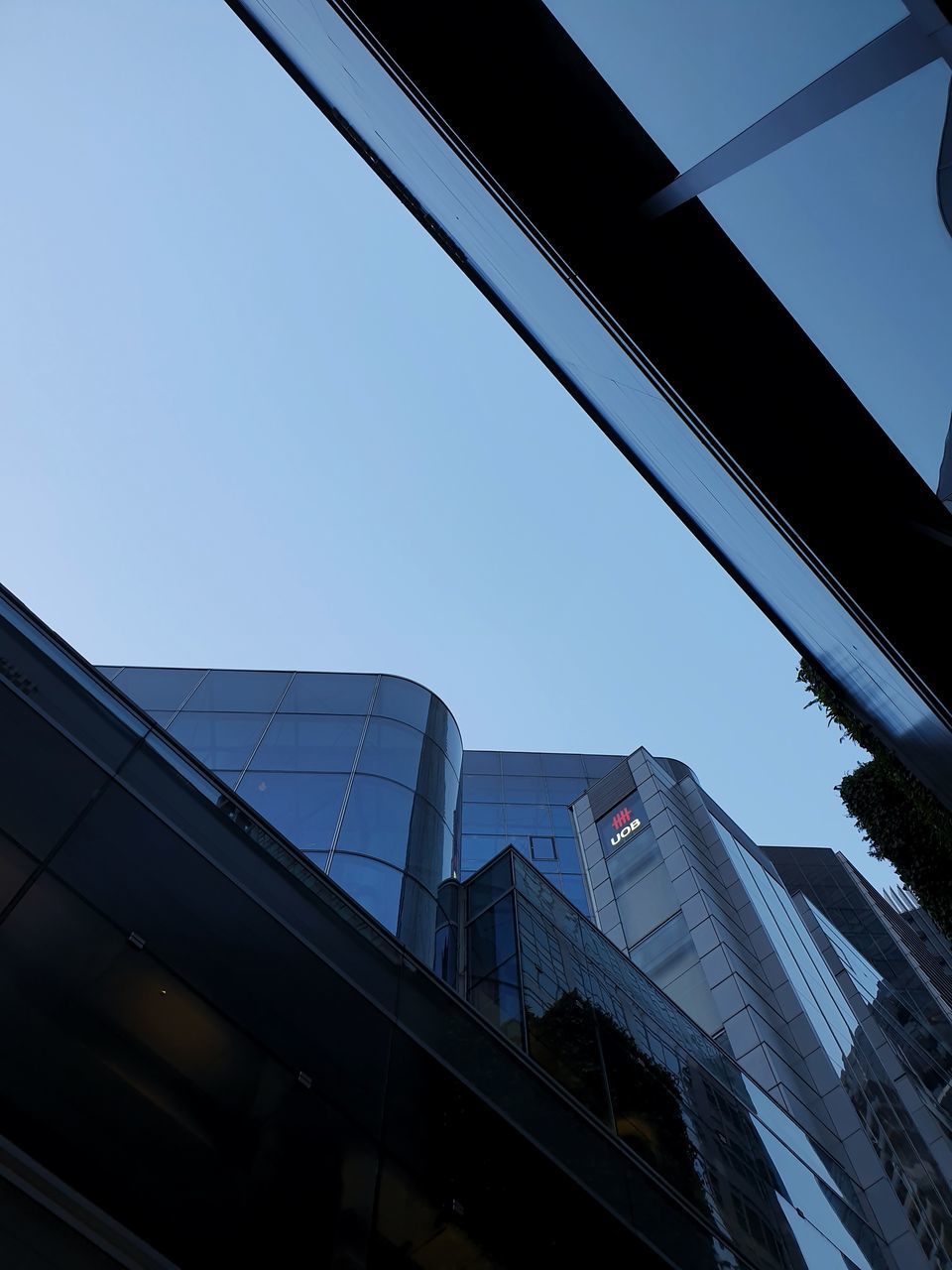 LOW ANGLE VIEW OF MODERN BUILDING AGAINST CLEAR SKY