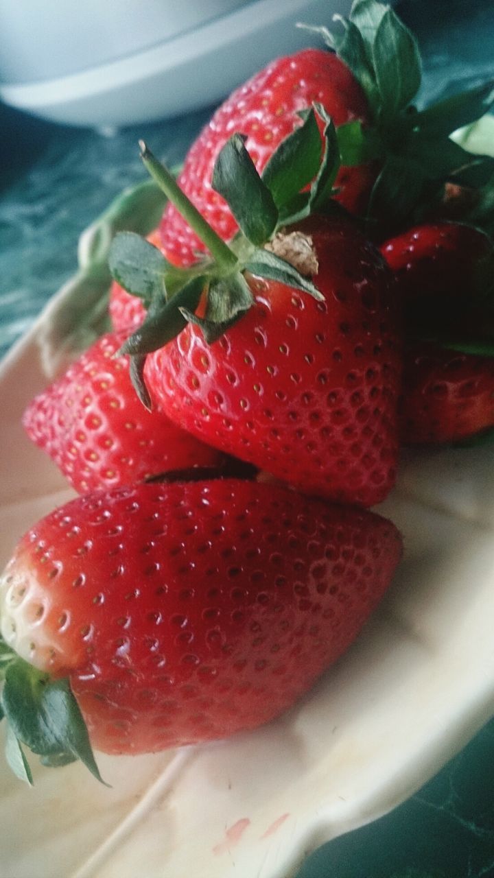 food and drink, red, food, freshness, strawberry, healthy eating, fruit, indoors, close-up, still life, focus on foreground, plate, ready-to-eat, table, berry fruit, organic, no people, ripe, high angle view, slice