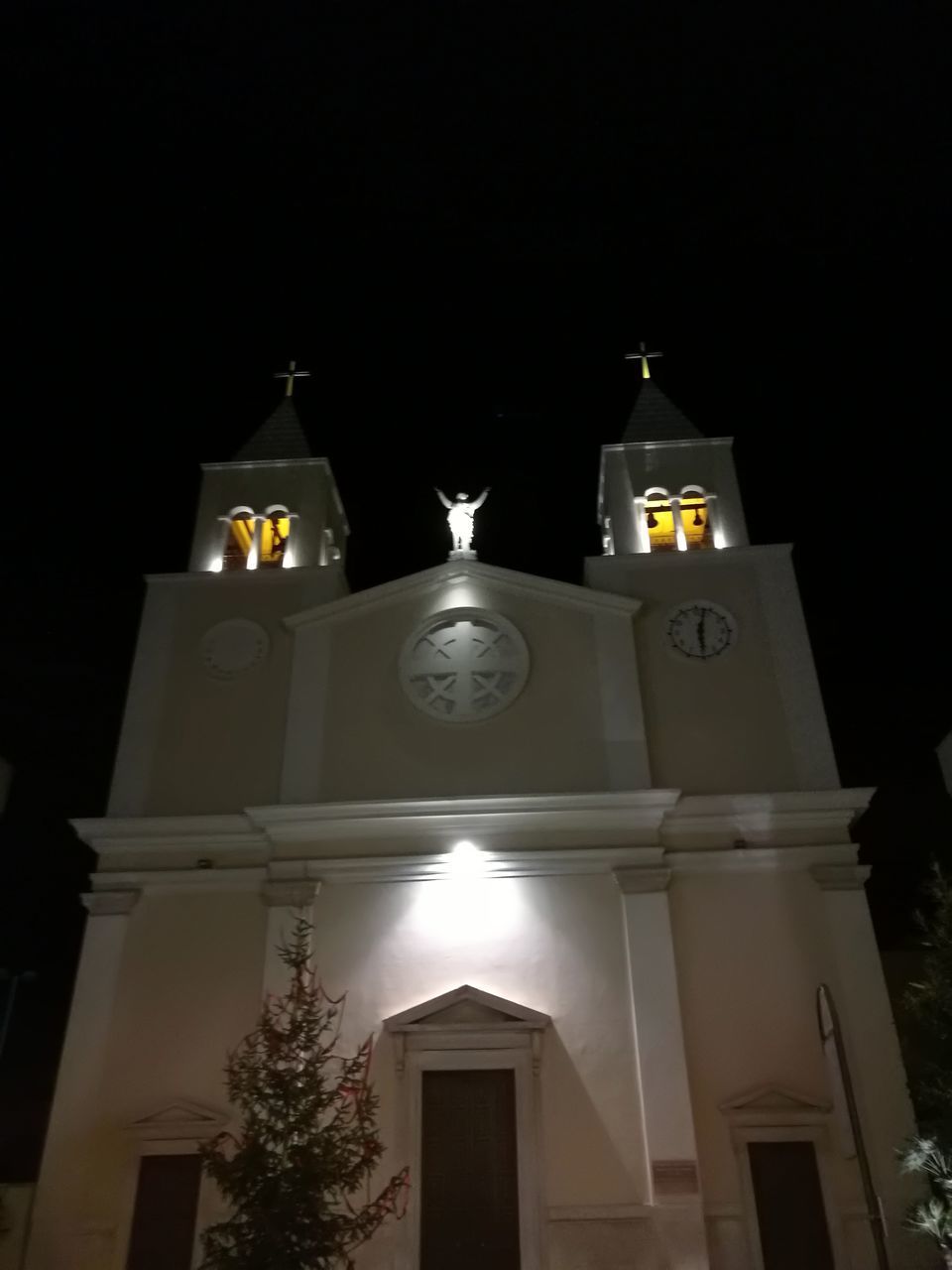 LOW ANGLE VIEW OF ILLUMINATED CLOCK TOWER AGAINST SKY AT NIGHT