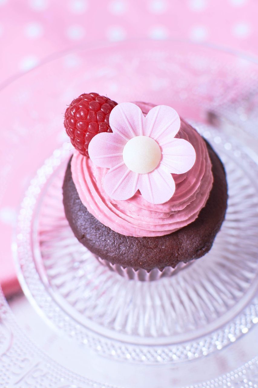 CLOSE-UP OF CUPCAKES