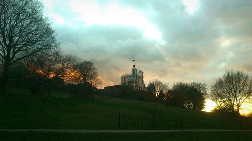 Statue of building against cloudy sky