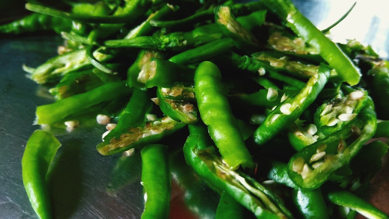 CLOSE-UP OF CHILI PEPPERS ON TABLE