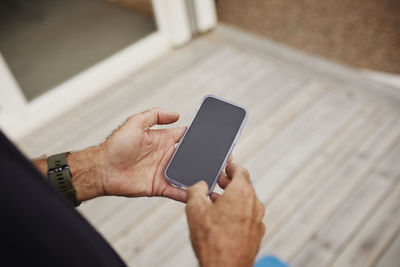 Hands holding cell phone