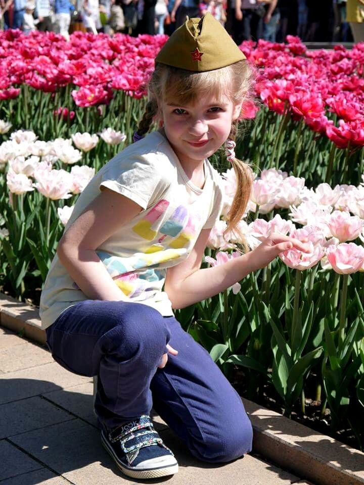 flower, portrait, child, one person, smiling, nature, plant, people, outdoors, mature adult, agriculture, happiness, adult, only women, day, freshness