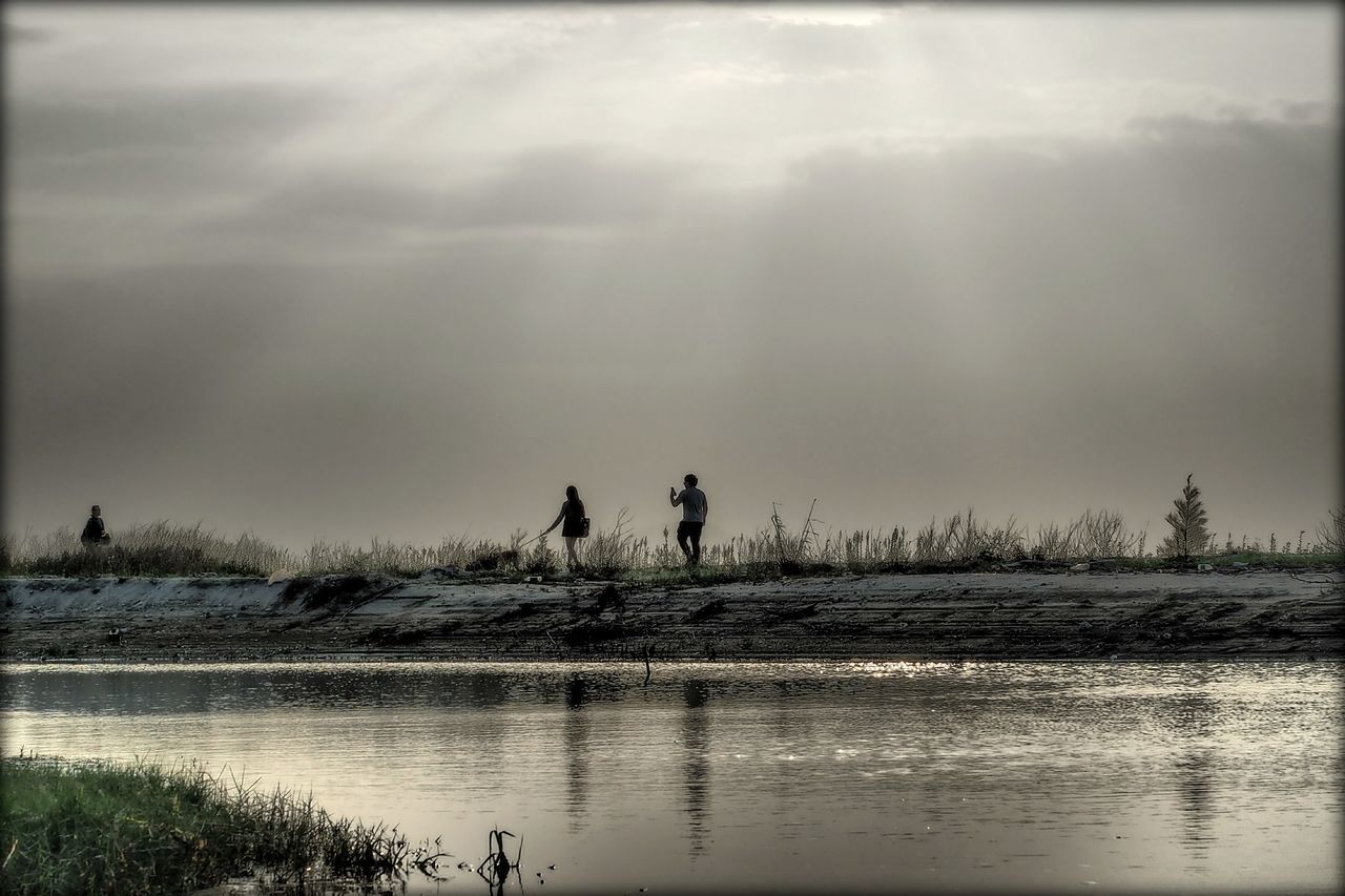 two people, real people, nature, silhouette, water, sky, reflection, men, outdoors, beauty in nature, leisure activity, day, scenics, standing, tranquility, lifestyles, full length, sea, togetherness, people