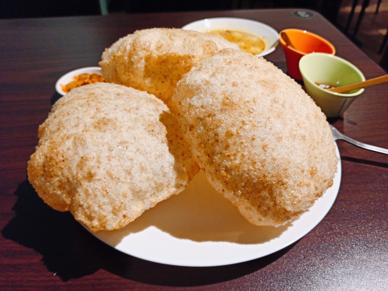 HIGH ANGLE VIEW OF BREAD IN PLATE