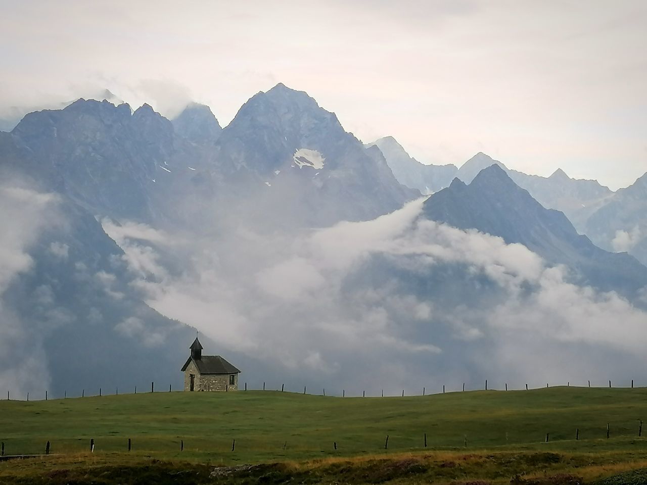 SCENIC VIEW OF FIELD AGAINST MOUNTAINS