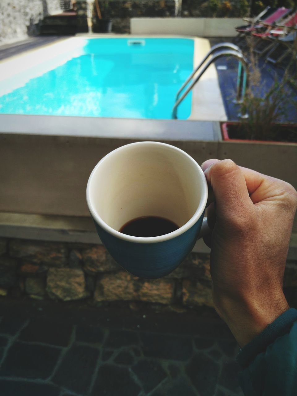 CROPPED IMAGE OF PERSON HOLDING COFFEE CUP