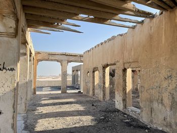 Abandoned building at ruined ancient arab fishing village, north qatar. near ruwais.