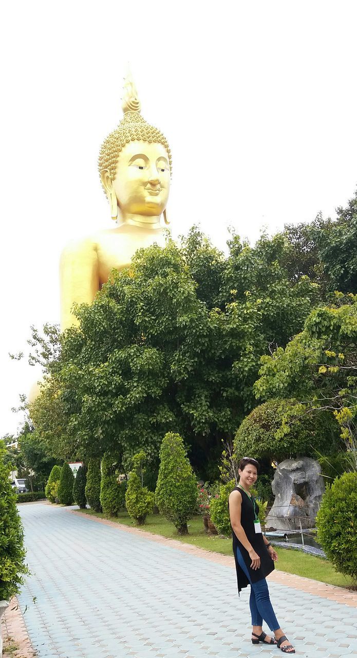 WOMAN STATUE AGAINST TEMPLE