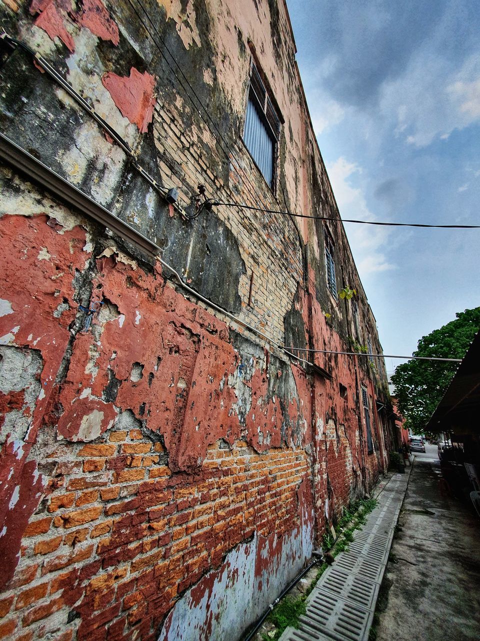 LOW ANGLE VIEW OF OLD BUILDING