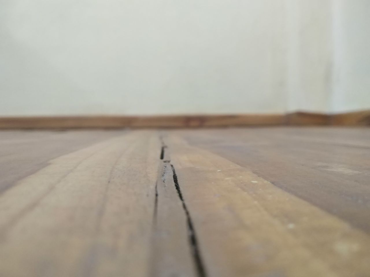 SURFACE LEVEL OF TABLE AGAINST WALL