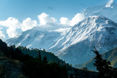 Annapurna circuit in nepal. hiking towards the ice lake