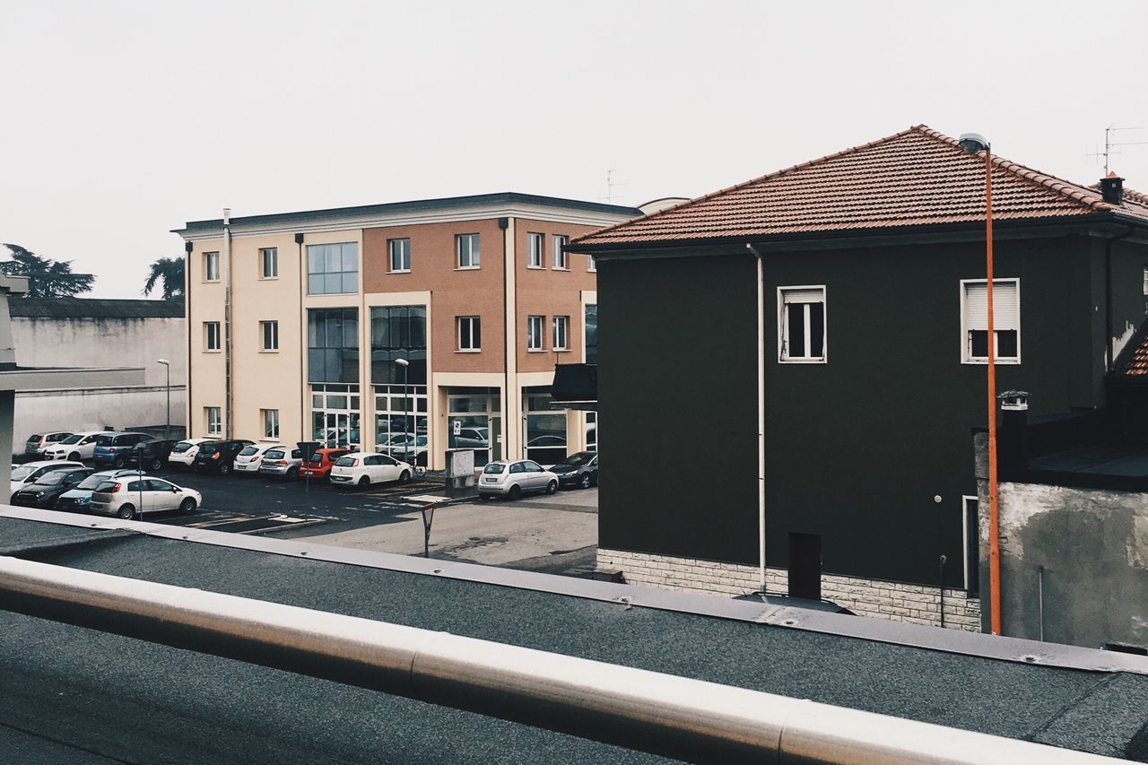 building exterior, architecture, built structure, clear sky, residential building, residential structure, house, transportation, street, window, building, city, land vehicle, car, road, day, sky, mode of transport, outdoors, residential district