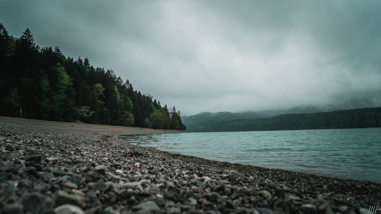 SCENIC VIEW OF SEA BY MOUNTAINS AGAINST SKY