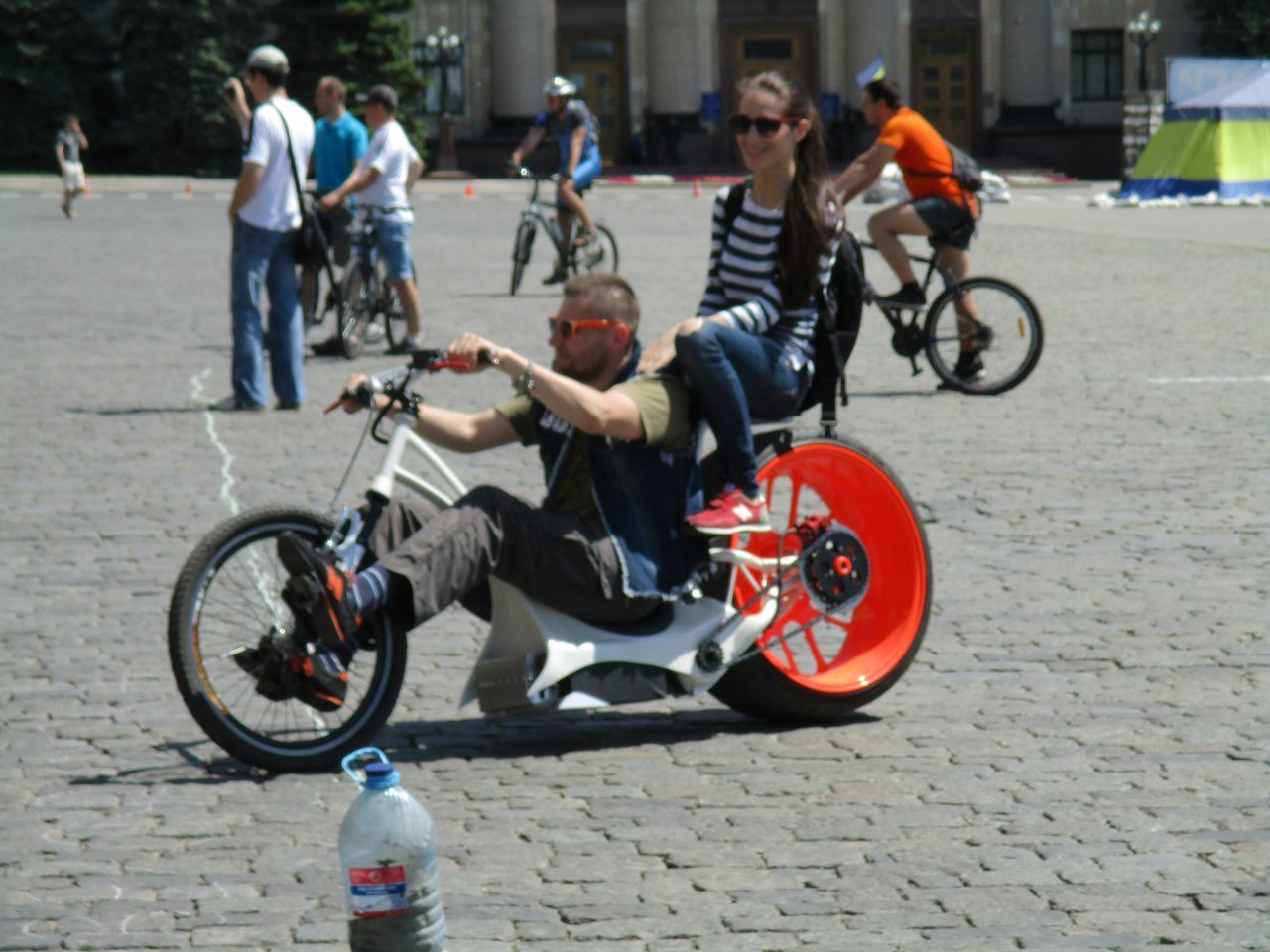 bicycle, lifestyles, land vehicle, street, mode of transport, transportation, leisure activity, full length, riding, men, casual clothing, boys, childhood, city life, motion, city, cycling, on the move, road