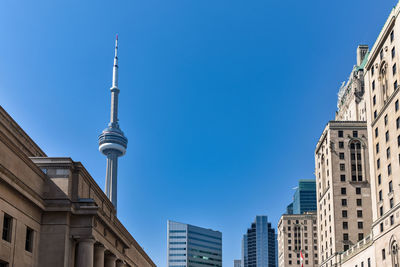 Emblematic buildings of the toronto skyline, on a sunny day with blue skies. toronto, ontario, canad