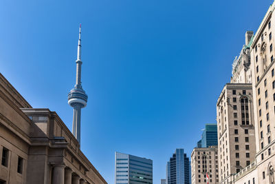 Emblematic buildings of the toronto skyline, on a sunny day with blue skies. toronto, ontario, canad