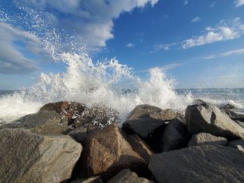 Scenic view of sea waves splashing on rocks