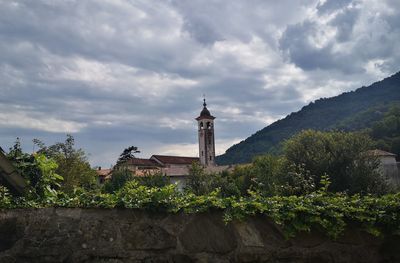 Plants by historic building against sky