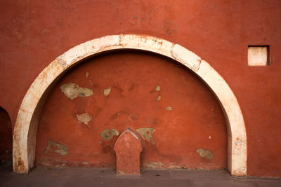 Arch pattern in wall