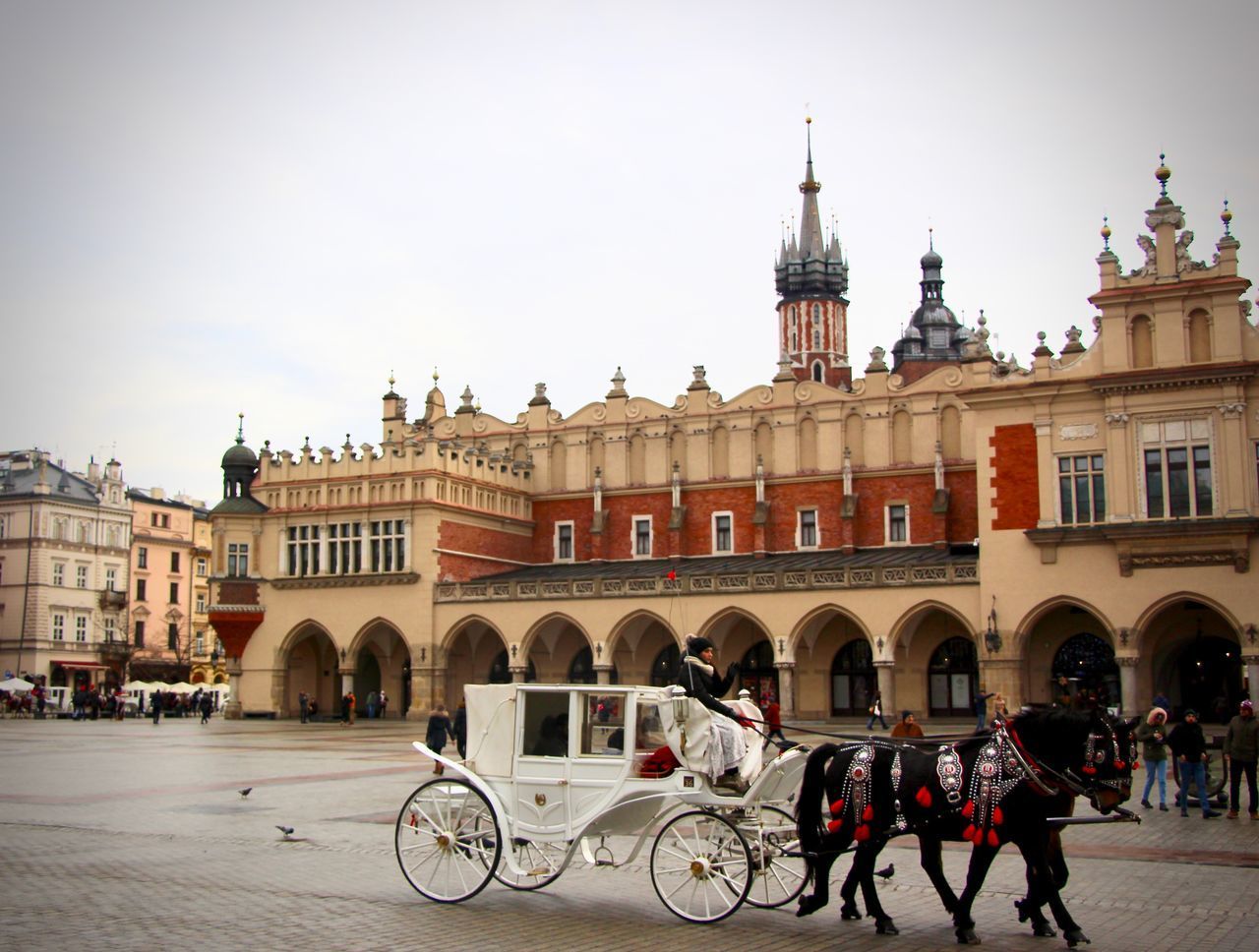 PEOPLE IN FRONT OF HISTORICAL BUILDING